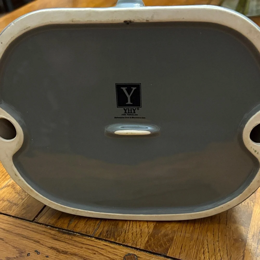 Grey Ceramic Cat Feeder with Fishbone Design